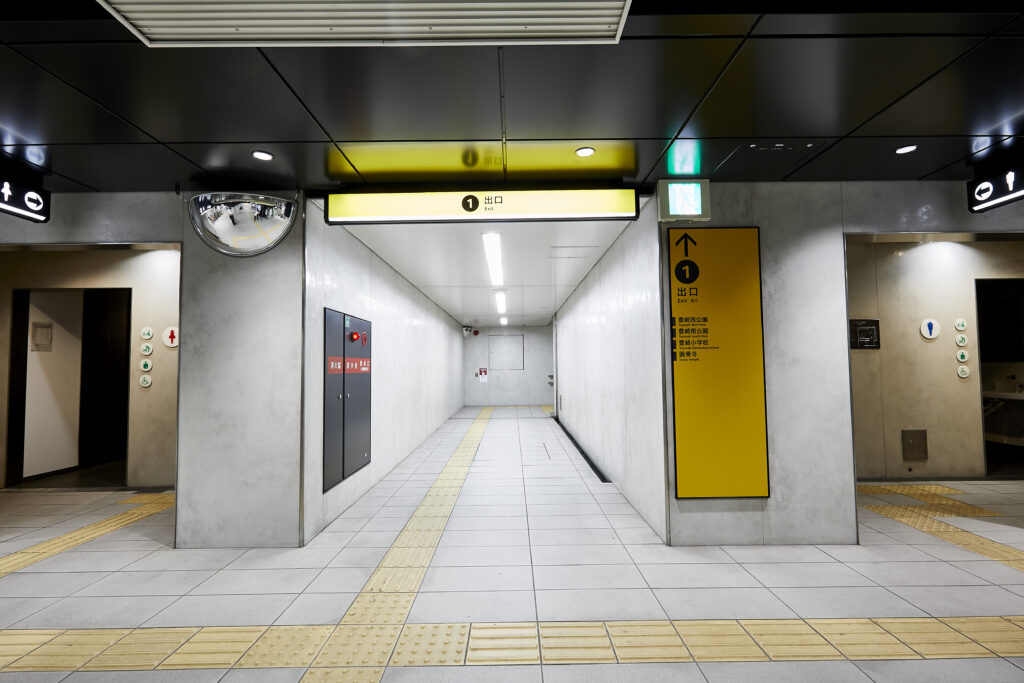 イタリア製大判セラミックタイルラミナムを使用した「駅施設」の「壁面」の施工事例