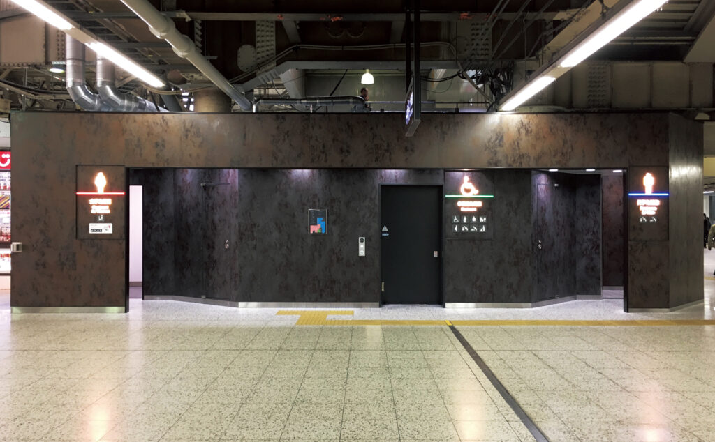 イタリア製大判セラミックタイルラミナムを使用した「駅施設」の「トイレ」の「壁面」の施工事例
