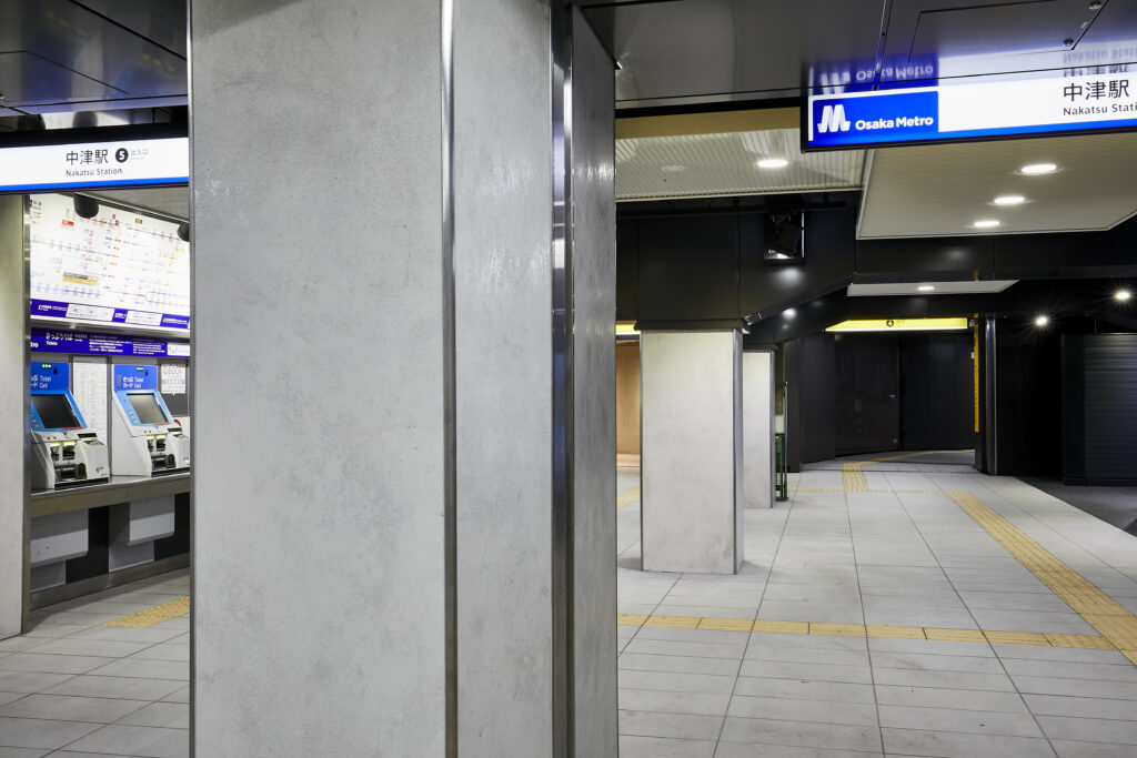 イタリア製大判セラミックタイルラミナムを使用した「駅施設」の「壁面」の施工事例