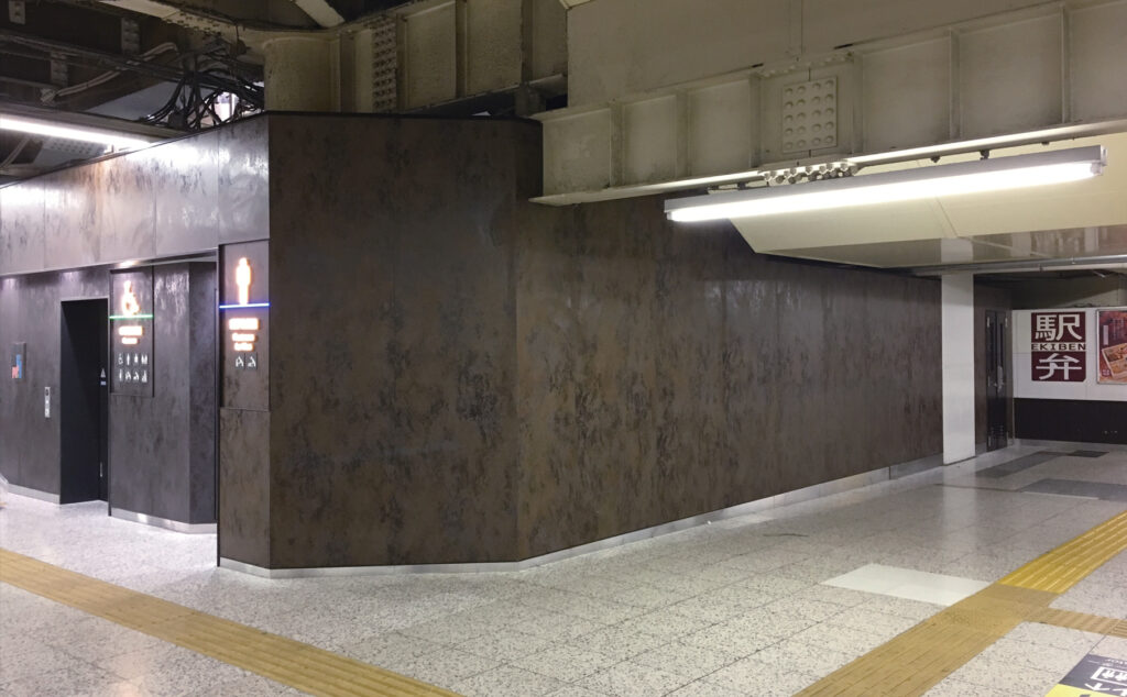 イタリア製大判セラミックタイルラミナムを使用した「駅施設」の「トイレ」の「壁面」の施工事例