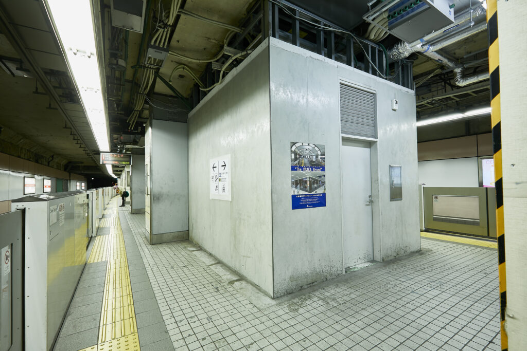 イタリア製大判セラミックタイルラミナムを使用した「駅施設」の「内装壁」の施工事例