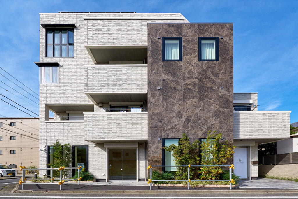 イタリア製大判セラミックタイルラミナムを使用した「マンション」の「外溝」の「壁面」の施工事例